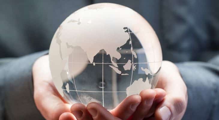 Going Global: How to go for Overseas Growth (Clear Globe Hands0